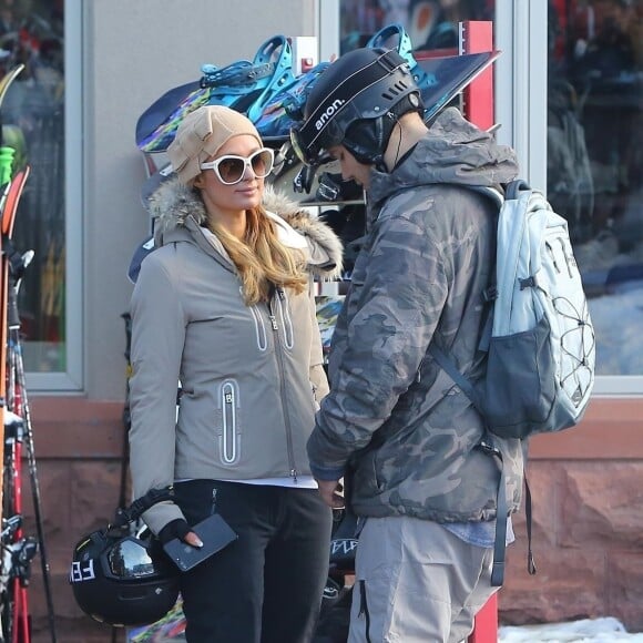 Paris Hilton et son compagnon Chris Zylka à Aspen, Colorado, le 31 décembre 2017.