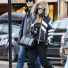 Exclusif - Paris Hilton et son compagnon Chris Zylka se promènent à Aspen à l'occasion de leurs vacances le 30 decembre 2017.