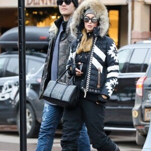 Exclusif - Paris Hilton et son compagnon Chris Zylka se promènent à Aspen à l'occasion de leurs vacances le 30 decembre 2017.