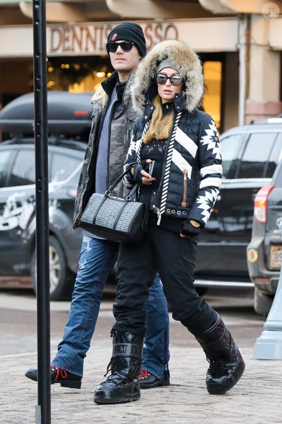 Exclusif - Paris Hilton et son compagnon Chris Zylka se promènent à Aspen à l'occasion de leurs vacances le 30 decembre 2017.