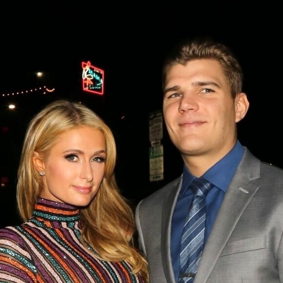 Paris Hilton et son compagnon Chris Zylka arrivent au dîner de gala de la soirée The Fred Hollows Foundation au Dream Hotel à Los Angeles le 15 novembre 2017.