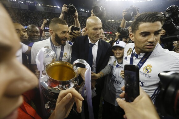 Zinédine Zidane et Karim Benzema avec l'équipe du Real Madrid fêtent leur victoire en finale de la ligue des champions à Cardiff le 3 juin 2017.