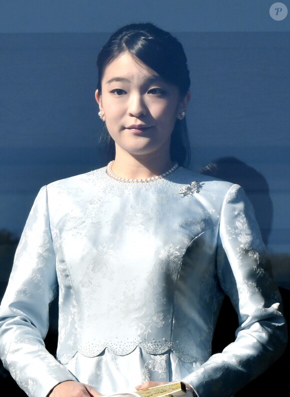 La princesse Mako d'Akishino au balcon du palais impérial à Tokyo le 2 janvier 2018, sa dernière apparition lors des voeux de la famille impériale, qu'elle quittera en novembre 2018 du fait de son mariage avec son compagnon Kei Komuro.