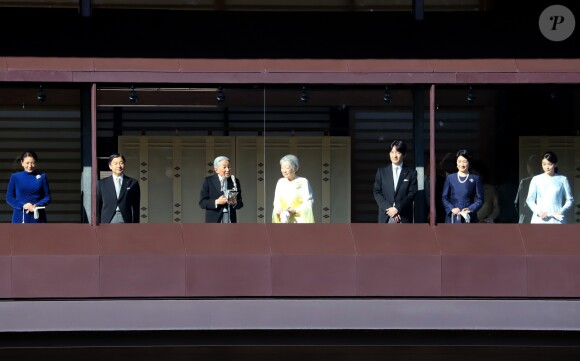 La princesse Masako, le prince Naruhito, l'empereur Akihito et l'impératrice Michiko du Japon, Le prince Akishino, la princesse Kiko et leur fille la princesse Mako lors de la cérémonie des voeux de l'empereur du Japon depuis le palais impérial à Tokyo le 2 janvier 2018. 02/01/2018 - Tokyo
