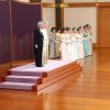 L'empereur Akihito du Japon et l'impératrice Michiko accueillis par les présidents des deux chambres de l'Assemblée nationale nippone, Tadamori Oshima et Chuichui Date, lors de la cérémonie officielle des voeux du nouvel an au palais impérial le 1er janvier 2018 à Tokyo.