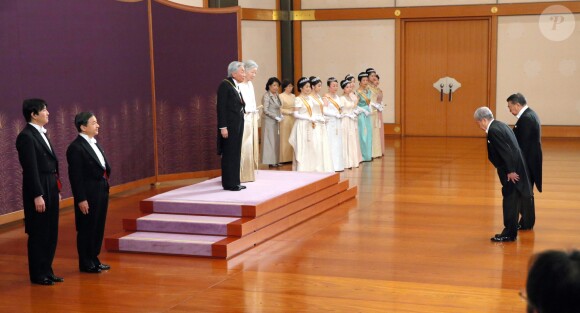 L'empereur Akihito du Japon et l'impératrice Michiko accueillis par les présidents des deux chambres de l'Assemblée nationale nippone, Tadamori Oshima et Chuichui Date, lors de la cérémonie officielle des voeux du nouvel an au palais impérial le 1er janvier 2018 à Tokyo.