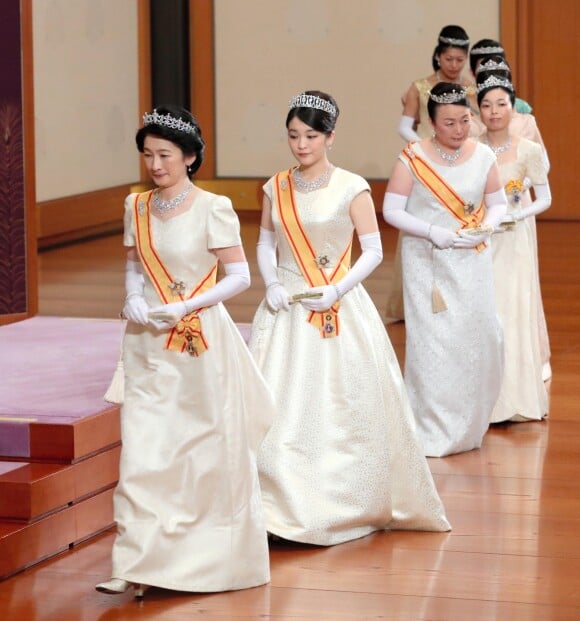 La princesse Kiko suivie de sa fille la princesse Mako d'Akishino et d'autres femmes de la famille impériale lors de la cérémonie officielle des voeux du nouvel an au palais impérial le 1er janvier 2018 à Tokyo.