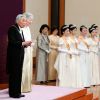 L'empereur Akihito du Japon et l'impératrice Michiko ainsi que plusieurs femmes de la famille impériale lors de la cérémonie officielle des voeux du nouvel an au palais impérial le 1er janvier 2018 à Tokyo.