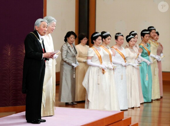 L'empereur Akihito du Japon et l'impératrice Michiko ainsi que plusieurs femmes de la famille impériale lors de la cérémonie officielle des voeux du nouvel an au palais impérial le 1er janvier 2018 à Tokyo.