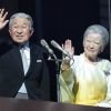 L'empereur Akihito du Japon et l'impératrice Michiko au balcon du palais impérial le 2 janvier 2018 lors de l'apparition de la famille impériale pour les voeux à leurs compatriotes.