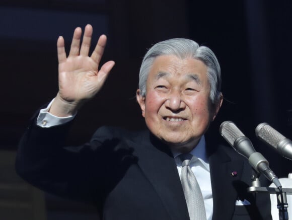 L'empereur Akihito du Japon au balcon du palais impérial le 2 janvier 2018 lors de l'apparition de la famille impériale pour les voeux à leurs compatriotes.