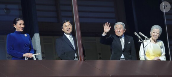 La princesse Masako, le prince héritier Naruhito, l'empereur Akihito et l'impératrice Michiko du Japon au balcon du palais impérial le 2 janvier 2018 lors de l'apparition de la famille impériale pour les voeux du nouvel an à leurs compatriotes.