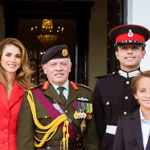 La princesse Salma, la reine Rania, le roi Abdullah II, le prince héritier Hussein, le prince Hashem et la princesse Iman de Jordanie le 11 août 2017 à Camberley en Angleterre suite à la cérémonie de sortie du prince Hussein de l'Académie militaire royale de Sandhurst.