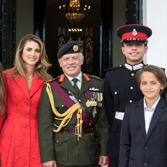 La princesse Salma, la reine Rania, le roi Abdullah II, le prince héritier Hussein, le prince Hashem et la princesse Iman de Jordanie le 11 août 2017 à Camberley en Angleterre suite à la cérémonie de sortie du prince Hussein de l'Académie militaire royale de Sandhurst.
