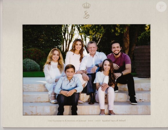 La reine Rania et le roi Abdullah II de Jordanie entourés de leurs enfants la princesse Iman, le prince Hashem, la princesse Salma et le prince héritier Hussein le 8 décembre 2016 pour la carte de voeux du nouvel an 2017.