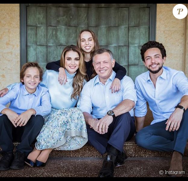 La reine Rania et le roi Abdullah II de Jordanie entourés de leurs enfants le prince Hashem, la princesse Salma et le prince héritier Hussein pour la carte de voeux du Nouvel An 2018. La princesse Iman, étudiante à Georgetown à Washington, est absente.
