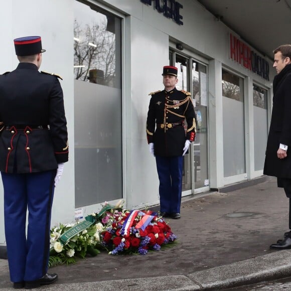 Emmanuel Macron et Anne Hidalgo (Maire de Paris) - Hommage aux victimes de l'attentat de l'Hyper Cacher de la porte de Vincennes à Paris le 7 janvier 2018. La prise d'otages du magasin Hyper Cacher de la porte de Vincennes à Paris est une attaque terroriste islamiste et antisémite, perpétrée le 9 janvier 2015 qui avait fait 5 morts en tout (trois clients, un employé, le terroriste). © Stéphane Lemouton/Bestimage