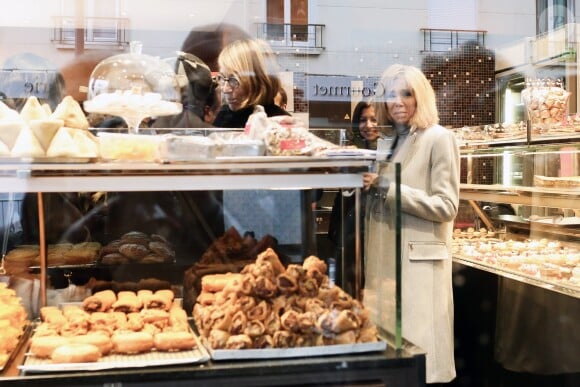Brigitte Macron dans une boulangerie attenante - Hommage aux victimes de l'attentat de l'Hyper Cacher de la porte de Vincennes à Paris le 7 janvier 2018. La prise d'otages du magasin Hyper Cacher de la porte de Vincennes à Paris est une attaque terroriste islamiste et antisémite, perpétrée le 9 janvier 2015 qui avait fait 5 morts en tout (trois clients, un employé, le terroriste). © Stéphane Lemouton/Bestimage
