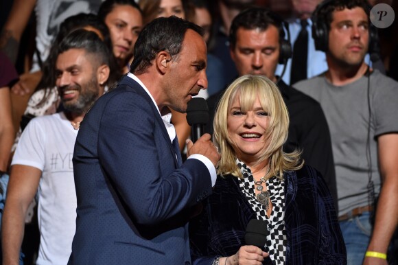 Exclusif - France Gall avec Nikos Aliagas lors de l'enregistrement de l'émission "La Chanson de l'Année, Fête de la Musique" dans les arènes de Nîmes, le 20 juin 2015.