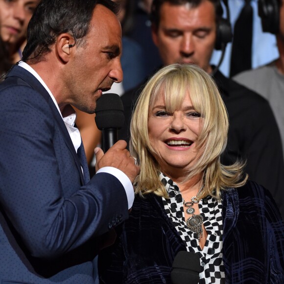 Exclusif - France Gall avec Nikos Aliagas lors de l'enregistrement de l'émission "La Chanson de l'Année, Fête de la Musique" dans les arènes de Nîmes, le 20 juin 2015.