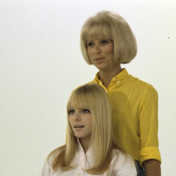 France Gall et Mireille Darc sur un plateau télé le 3 mars 1967 à Paris.