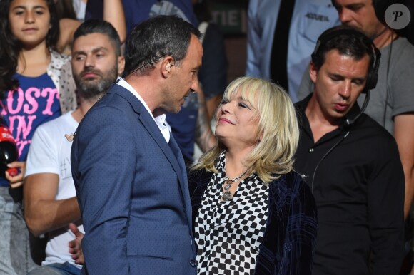 Exclusif - France Gall avec Nikos Aliagas lors de l'enregistrement de l'émission "La Chanson de l'Année, Fête de la Musique" dans les arènes de Nîmes, le 20 juin 2015.