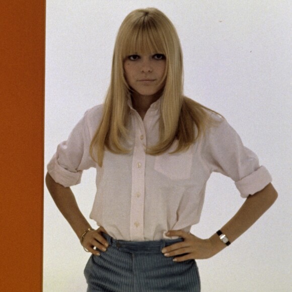 Mireille Darc et France Gall sur un plateau télé à Paris le 3 mars 1967.