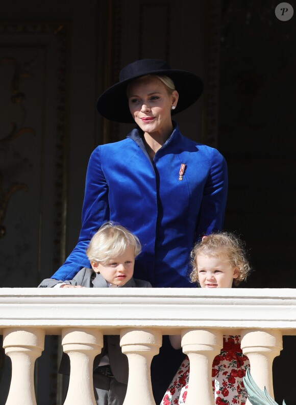 La princesse Charlene de Monaco avec ses enfants le prince Jacques et la princesse Gabriella au balcon du palais princier lors de la fête nationale monégasque, le 19 novembre 2017. © Dominique Jacovides/Bestimage