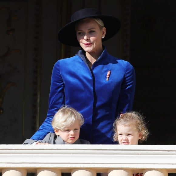 La princesse Charlene de Monaco avec ses enfants le prince Jacques et la princesse Gabriella au balcon du palais princier lors de la fête nationale monégasque, le 19 novembre 2017. © Dominique Jacovides/Bestimage