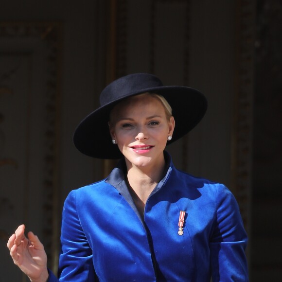 La princesse Charlene de Monaco avec ses enfants le prince Jacques et la princesse Gabriella au balcon du palais princier lors de la fête nationale monégasque, le 19 novembre 2017. © Dominique Jacovides/Bestimage