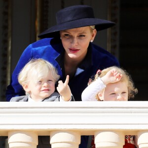 La princesse Charlene de Monaco avec ses enfants le prince Jacques et la princesse Gabriella au balcon du palais princier lors de la fête nationale monégasque, le 19 novembre 2017. © Dominique Jacovides/Bestimage