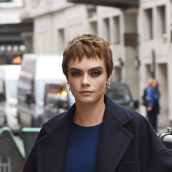 Cara Delevingne arrive à la librairie Waterstones pour la dédicace de son livre "Mirror Mirror" à Londres. Le 4 octobre 2017  Cara Delevingne arriving at Waterstones book shop, to promote her debut book 'Mirror Mirror'. 4 October 2017.04/10/2017 - Londres