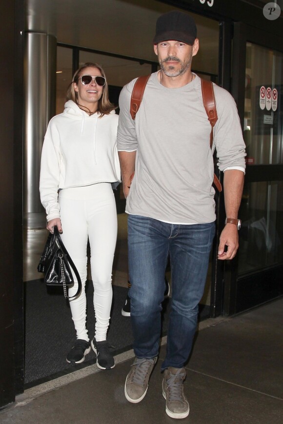 Exclusif - LeAnn Rimes et son mari Eddie Cibrian arrivent à l'aéroport de LAX à Los Angeles, le 5 décembre 2017.