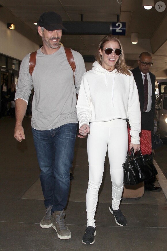Exclusif - LeAnn Rimes et son mari Eddie Cibrian arrivent à l'aéroport de LAX à Los Angeles, le 5 décembre 2017.
