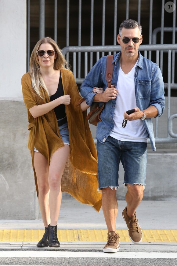 Eddie Cibrian et LeAnn Rimes arrivent à l' aéroport de Los Angeles Le 23 Juillet 2017.