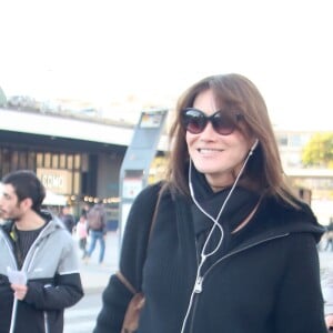 Carla Bruni arrive à Barcelone pour un concert au palais de la musique. Le 11 janvier 2018. Elle chante le vendredi 12 janvier dans le cadre du festival Mil-lenni.