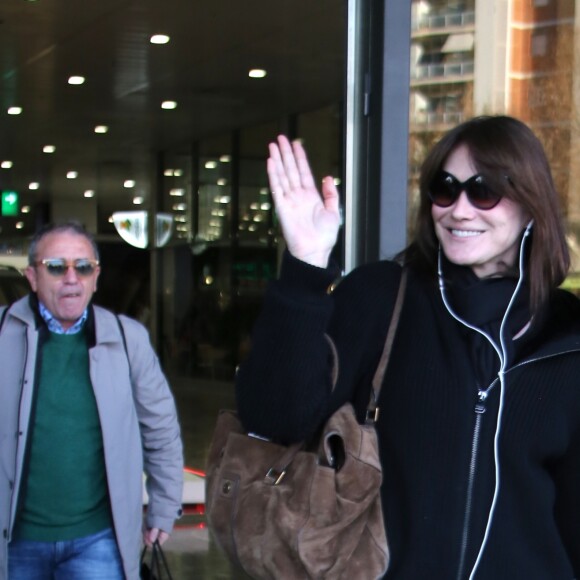 Carla Bruni arrive à Barcelone pour un concert au palais de la musique. Le 11 janvier 2018. Elle chante le vendredi 12 janvier dans le cadre du festival Mil-lenni.