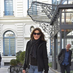 Carla Bruni se promène à Madrid le lendemain de son concert au Teatro Nuevo Apolo le 11 janvier 2018.