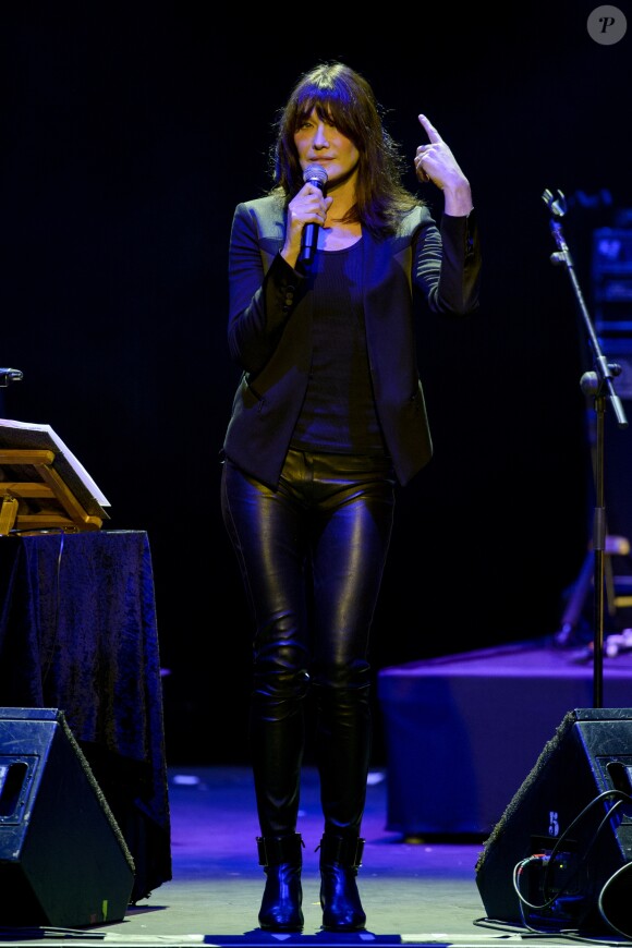 Carla Bruni en concert à Madrid le 10 janvier 2018.