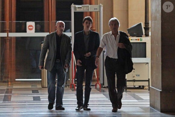 Alain Delon sort du bureau de la juge des affaires familiales en compagnie de son fils Alain-Fabien, dont il a obtenu la garde. Septembre 2010.