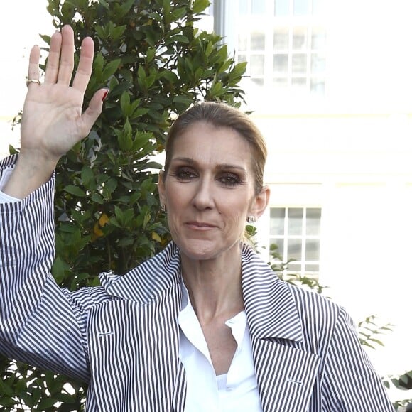 Celine Dion quitte l'hôtel Royal Monceau avec ses enfants et prend un jet privé au Bourget le 10 août 2017.
