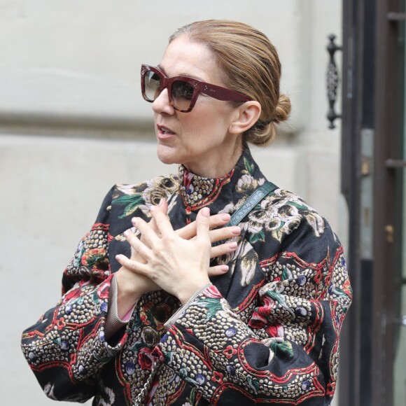 Céline Dion quitte son hôtel le Royal Monceau à Paris pour se rendre à Berlin en Allemagne ou elle donnera un concert au Mercedes-Benz Arena le 23 juillet 2017.