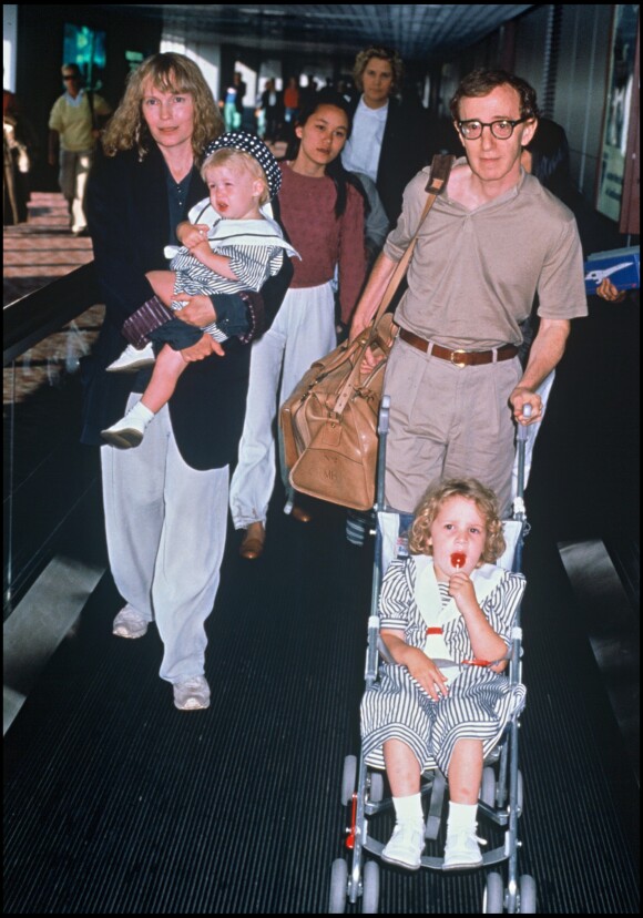 Mia Farrow et Woody Allen avec leurs enfants en 1989.