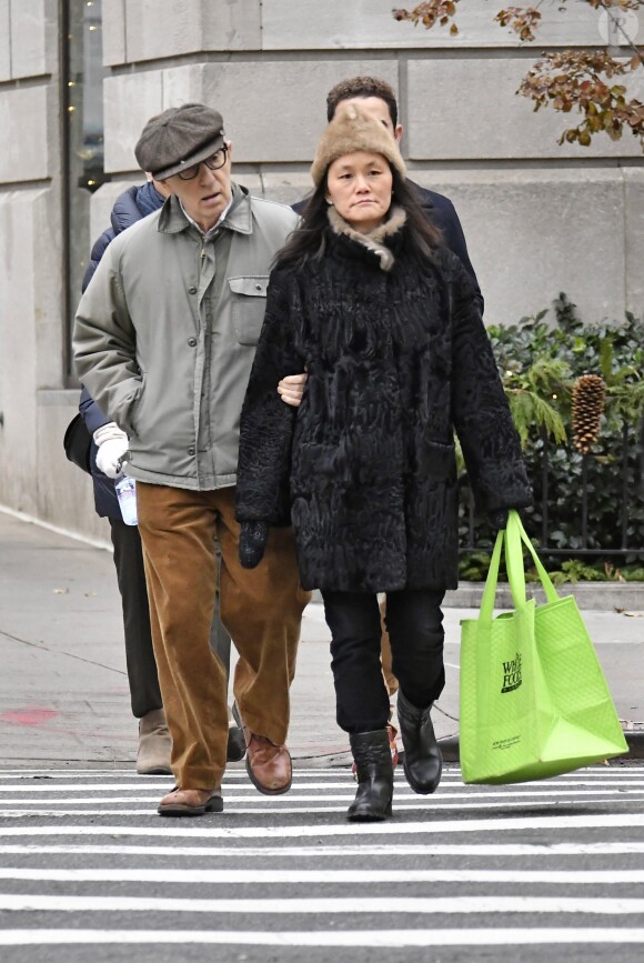 Exclusif - Woody Allen et sa femme Soon-Yi Previn se promènent à New York le 7 decembre 2017.