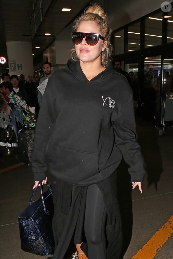 Khloé Kardashian, enceinte, arrive à l'aéroport LAX de Los Angeles le 3 janvier 2018.