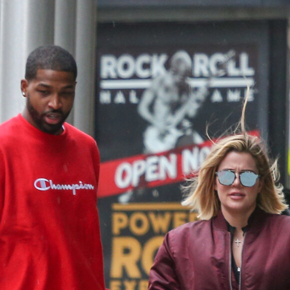 Exclusif - Khloé Kardashian (enceinte) est allée déjeuner avec son compagnon Tristan Thompson au restaurant Urban Farmer steakhouse dans l'Ohio le 31 octobre 2017