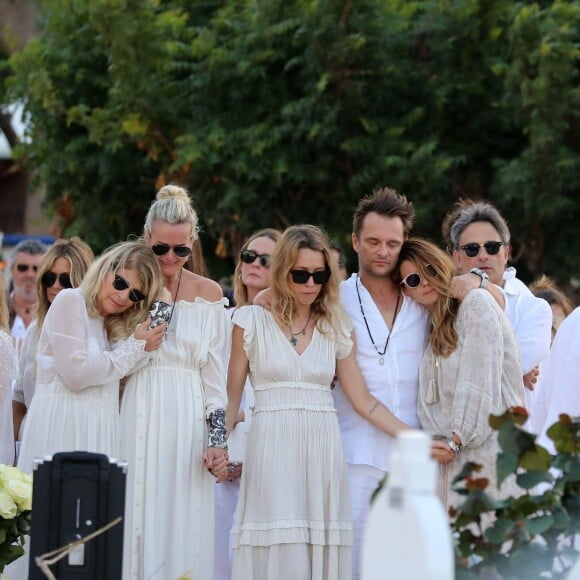 Laeticia Hallyday, sa mère Françoise Thibaut, Laura Smet, David Hallyday et sa compagne Alexandra Pastor lors des obsèques de Johnny Hallyday au cimetière de Lorient à Saint-Barthélemy, le 11 décembre 2017.