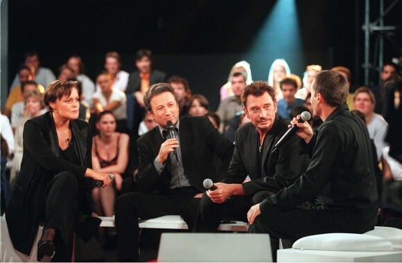 Muriel Robin, Michel Drucker, Johnny Hallyday et Florent Pagny dans l'émission "Tapis rouge", en 1999.