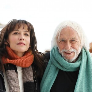 Sophie Marceau et Pierre Richard lors du Photocall extérieur pour le film "Mme Mills, une voisine si parfaite" au 21ème festival international du film de comédie de l'Alpe d'Huez le 19 janvier 2018. S.Marceau est la réalisatrice du film et interprète le rôle de Hélène. © Dominique Jacovides / Bestimage