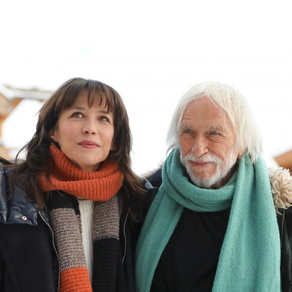 Sophie Marceau et Pierre Richard lors du Photocall extérieur pour le film "Mme Mills, une voisine si parfaite" au 21ème festival international du film de comédie de l'Alpe d'Huez le 19 janvier 2018. S.Marceau est la réalisatrice du film et interprète le rôle de Hélène. © Dominique Jacovides / Bestimage